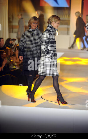 Emilia Fox Camminate Passerella Coatwalk fashion show ospitato dal British fashion house Jacques Vert aiuto Macmillan Cancer supporto,Londra 4 Ottobre 2014.famosa IMMAGINI CARATTERISTICHE AGENZIA 13 Harwood Road London SW6 4QP REGNO UNITO Tel +44 (0) 20 7731 9333 Fax +44 (0) 20 7731 9330 e-mail info@famous.uk.com www.famous.uk.com JOAR000079 Foto Stock