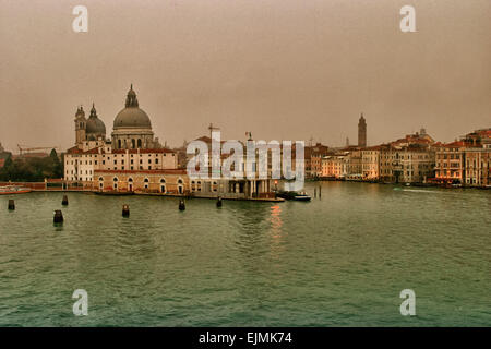 Venezia, Provincia di Venezia, Italia. 6 Ottobre, 2004. Al tramonto, emblematico della città di Venezia e il suo skyline è del XVII secolo a cupola barocca di Santa Maria della Salute, una famosa chiesa cattolica romana e la basilica in piedi sul dito stretto di Punta della Dogana, tra il Canal Grande e il Canale della Giudecca al Bacino di San Marco (Bacino di San Marco) proteggendo l'ingresso al Canal Grande. Venezia è una delle più popolari destinazioni turistiche internazionali. © Arnold Drapkin/ZUMA filo/Alamy Live News Foto Stock