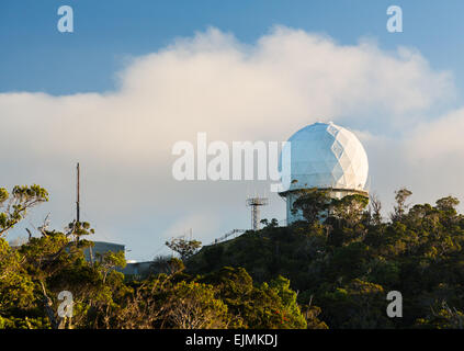 La cupola di ricetrasmissione di cupola geodetica sulla sommità del Canyon di Waimea sulla Kauai, Hawaii Foto Stock