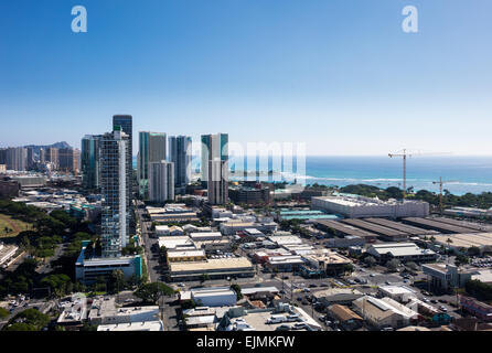 Vista su Waikiki che mostra i nuovi appartamenti in costruzione come la città di Honolulu si espande su Oahu, Hawaii Foto Stock