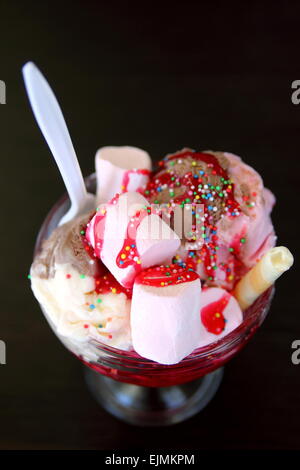 Marshmallows e gelato alla crema con salsa di fragole dessert Foto Stock