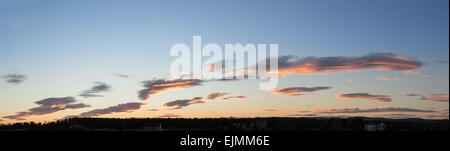 Cucito panorama del tramonto nuvole sopra l'ambiente rurale per uso in immagine composita Foto Stock