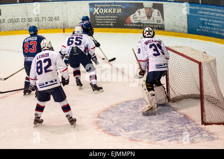 ORENBURG, regione di Orenburg, Russia, 19 ottobre, 2014 anno. Junior Hockey League match del campionato Junior-Gazprom dobycha Orenburg (Orenburg) - Siluro (Nizhny Novgorod) Foto Stock