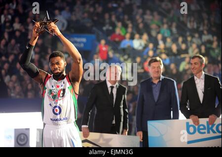 Vilnius, Lituania. 29 Mar, 2015. Travis Leslie (L) degli Stati Uniti detiene il trofeo di MVP durante la All Star Game a Vilnius, in Lituania, il 29 marzo 2015. Il lituano campionato di pallacanestro ha tenuto un All Star Game di domenica. Travis Leslie ha vinto il MVP del 2015 tutte le star game. Credito: Alfredas Pliadis/Xinhua/Alamy Live News Foto Stock