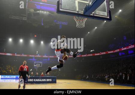 Vilnius, Lituania. 29 Mar, 2015. Travis Leslie degli Stati Uniti fa Slam Dunk durante la All Star Game a Vilnius, in Lituania, il 29 marzo 2015. Il lituano campionato di pallacanestro ha tenuto un All Star Game di domenica. Travis Leslie ha vinto il MVP del 2015 tutte le star game. Credito: Alfredas Pliadis/Xinhua/Alamy Live News Foto Stock