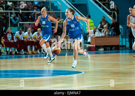 ORENBURG, regione di Orenburg, Russia, 21 ottobre, 2014 anno. Partita del campionato femminile del campionato della Russia sul basket Nadezhda (Orenburg)-Dinamo GUVD (Novosibirsk) Foto Stock