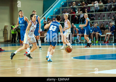 ORENBURG, regione di Orenburg, Russia, 21 ottobre, 2014 anno. Partita del campionato femminile del campionato della Russia sul basket Nadezhda (Orenburg)-Dinamo GUVD (Novosibirsk) Foto Stock