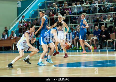 ORENBURG, regione di Orenburg, Russia, 21 ottobre, 2014 anno. Partita del campionato femminile del campionato della Russia sul basket Nadezhda (Orenburg)-Dinamo GUVD (Novosibirsk) Foto Stock