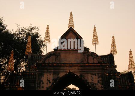 Ingresso illuminato a Palazzo Reale, Lopburi, Thailandia Foto Stock