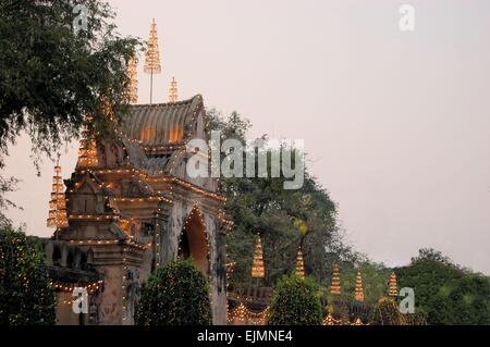 Ingresso illuminato a Palazzo Reale, Lopburi, Thailandia Foto Stock