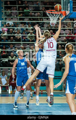 ORENBURG, regione di Orenburg, Russia, 21 ottobre, 2014 anno. Partita del campionato femminile del campionato della Russia sul basket Nadezhda (Orenburg)-Dinamo GUVD (Novosibirsk) Foto Stock