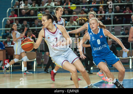 ORENBURG, regione di Orenburg, Russia, 21 ottobre, 2014 anno. Partita del campionato femminile del campionato della Russia sul basket Nadezhda (Orenburg)-Dinamo GUVD (Novosibirsk) Foto Stock