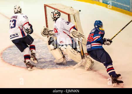 ORENBURG, regione di Orenburg, Russia, 19 ottobre, 2014 anno. Junior Hockey League match del campionato Junior-Gazprom dobycha Orenburg (Orenburg) - Siluro (Nizhny Novgorod) Foto Stock