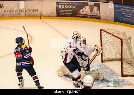 ORENBURG, regione di Orenburg, Russia, 19 ottobre, 2014 anno. Junior Hockey League match del campionato Junior-Gazprom dobycha Orenburg (Orenburg) - Siluro (Nizhny Novgorod) Foto Stock