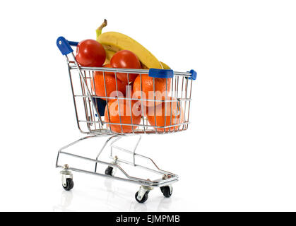 Carrello spesa con frutta fresca come banane arance e pomodoro rosso Foto Stock