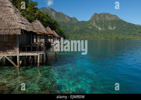 Case di legno sopra l'acqua di mare a ora Eco-Resort nel villaggio di Saleman, Seram del Nord, Maluku centrale, Maluku, Indonesia. Foto Stock