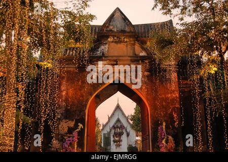 Ingresso illuminato a Palazzo Reale, Lopburi, Thailandia Foto Stock