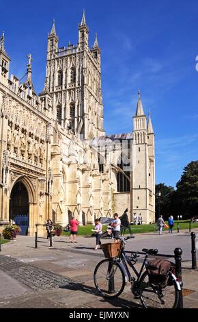 Chiesa cattedrale di San Pietro e la Santa e indivisibile Trinità con una bicicletta in primo piano, Gloucester, Gloucestershire, Foto Stock