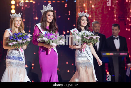 I finalisti della Repubblica ceca Miss 2015 a Praga, Repubblica Ceca, sabato, 28 marzo 2015. Da sinistra a destra: Ceco Miss Earth 2015 Karolina Malisova, Ceco Miss 2015 Nikol Svanterova e il ceco Miss Mondo 2015 Andrea Kalousova. (CTK foto/Vit Simanek) Foto Stock