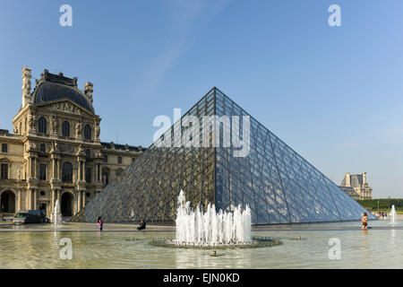 La piramide di vetro e una fontana nel cortile del Palais du Louvre, Parigi, Francia Foto Stock