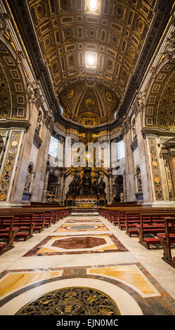 Area a cupola e altare papale nella Basilica di San Pietro, la Fontana di Trevi, Roma, lazio, Italy Foto Stock