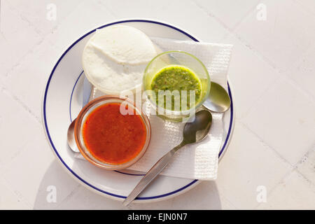 Mojo rojo, mojo verde, rosso e salsa verde e mojo de queso, bianco crema di formaggio, La Gomera, isole Canarie, Spagna Foto Stock