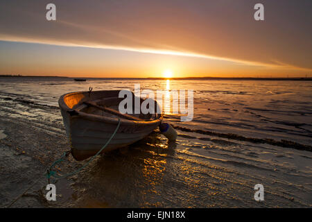 Traghetto Harty, Kent, Regno Unito. Il 30 marzo 2015. Regno Unito meteo: una splendida glow come una banda di nuvole roll in al tramonto su una barca a remi al vecchio Harty traversata in traghetto sulla riva del Swale estuario vicino osono nel Kent. Sole e docce domineranno la primavera meteo per i prossimi giorni Foto Stock