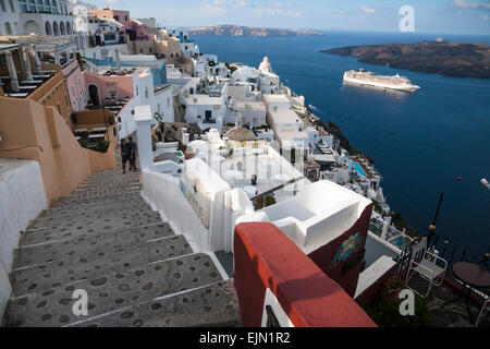 Guardando verso il basso una delle numerose rampe di scale in Fira ad una parte inferiore della città e della Caldera, Santorini (Thera) Grecia. Foto Stock