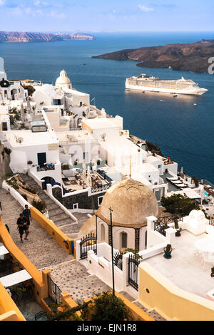 Guardando verso il basso una delle numerose rampe di scale in Fira ad una parte inferiore della città e della Caldera, Santorini (Thera) Grecia. Foto Stock