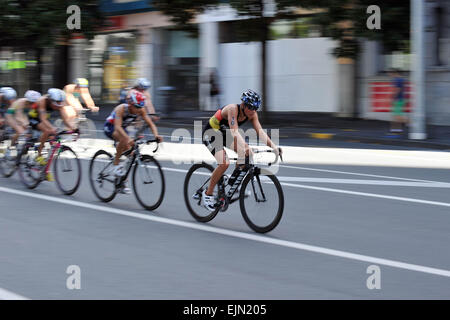 Auckland, Nuova Zelanda, funzione, evidenziare. 29 Mar, 2015. Auckland, Nuova Zelanda - 29 Marzo 2015 - Hanna Philippin (Germania, GER) durante la fase di bici al 2015 International Triathlon World Serie Elite donne il 29 marzo 2015 ad Auckland, in Nuova Zelanda, funzione, evidenziare. © dpa/Alamy Live News Foto Stock