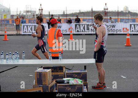 Auckland, Nuova Zelanda, funzione, evidenziare. 29 Mar, 2015. Auckland, Nuova Zelanda - 29 Marzo 2015 - Phillip tombe (Gran Bretagna, GBR) termina la gara durante la fase di esecuzione al 2015 International Triathlon World Serie Elite Uomini su Marzo 29, 2015 a Auckland, Nuova Zelanda, funzione, evidenziare. © dpa/Alamy Live News Foto Stock