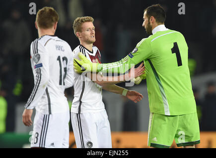 Germania Toni Kroos (L-R) e Andre Schuerrle agitare le mani con la Georgia il portiere Giorgi Loria dopo il calcio UEFA EURO 2016 qualifica del gruppo D match Georgia contro la Germania a Boris-Paitschadse-stadio di Tbilisi, Georgia, il 29 marzo 2015. La Germania ha vinto 2-0. Foto: Arne Dedert/dpa Foto Stock