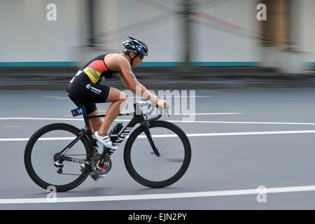 Auckland, Nuova Zelanda. 29 Mar, 2015. Hanna Philippin (Germania, GER) durante la fase di bici al 2015 International Triathlon World Serie Elite donne il 29 marzo 2015 ad Auckland, in Nuova Zelanda. Credito: dpa picture alliance/Alamy Live News Foto Stock