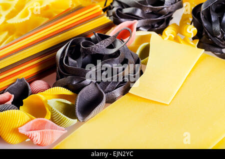 Vicino sul vasto assortimento di paste alimentari non cotte Foto Stock