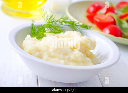 Patate Mushed nella ciotola bianco Foto Stock