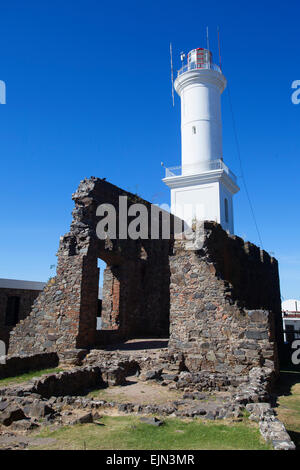 Faro e rovine del XVII secolo il convento di San Francisco. Colonia del Sacramento, Uruguay. Foto Stock