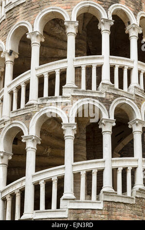 La scala a spirale del Palazzo Contarini del Bovolo. Un piccolo palazzo di Venezia, Italia. Foto Stock