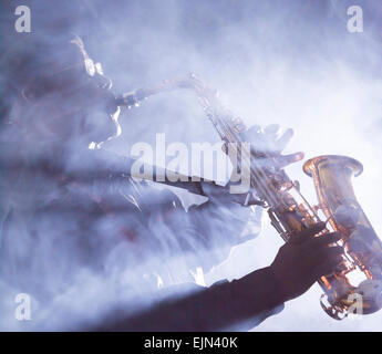 African musicista jazz suonare il sassofono Foto Stock