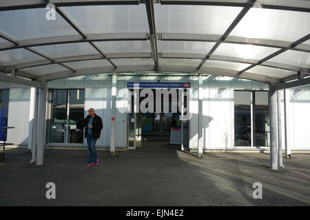 L'uomo lasciando la stazione ferroviaria al di fuori di Londra aeroporto di Southend, Southend, Essex Foto Stock