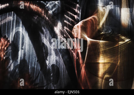 Abstract ancora in vita. La riflessione della luce di oggetti in vetro su carta. Foto Stock