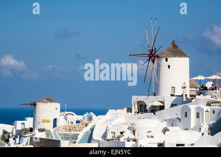 Edifici imbiancati compresi un mulino a vento, Oia - Santorini (Thera), in Grecia. Foto Stock