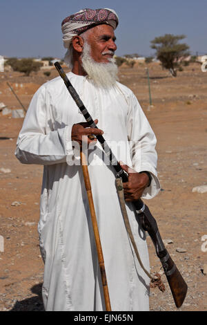 Omani uomo in abito tradizionale con la pistola Foto Stock