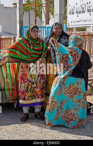 Omani rurali le donne in abito tradizionale, il sultanato di Oman Foto Stock