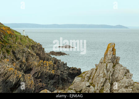 Vista su Spy Point Lighthouse, ad un'elevazione di 141 piedi su Spy House punto lungo la costa SW Percorso a Polperro, Cornwall, Regno Unito. Foto Stock