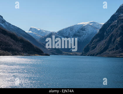 Crociera intorno al fiordo di Gudvangen, Norvegia Foto Stock