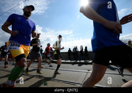 Praga, Repubblica Ceca. 28 Mar, 2015. Guide scorrevoli del XVII Praga Internazionale Mezza Maratona 2015 competere a Praga Repubblica Ceca, sabato, 28 marzo 2015. © Michal Krumphanzl/CTK foto/Alamy Live News Foto Stock