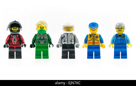 Un gruppo di cinque diversi lego mini personaggi isolati su bianco. Foto Stock