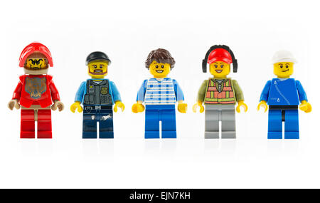 Un gruppo di cinque diversi lego mini personaggi isolati su bianco. Foto Stock