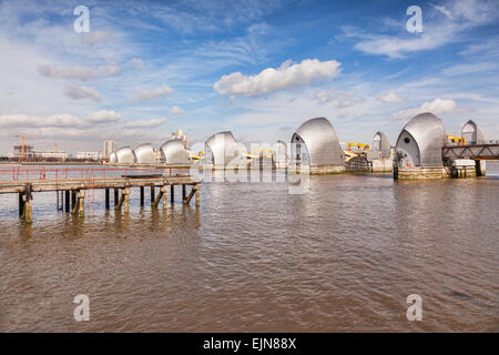 Thames Barrier, Londra, Inghilterra e un vecchio molo. Foto Stock