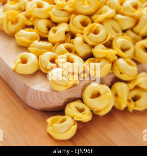 Un mucchio di tortellini crudo su un tavolo, pronti per essere cotti Foto Stock